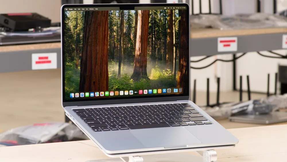 2025 Apple MacBook Air M4 13.6-Inch 16GB RAM 512GB SSD