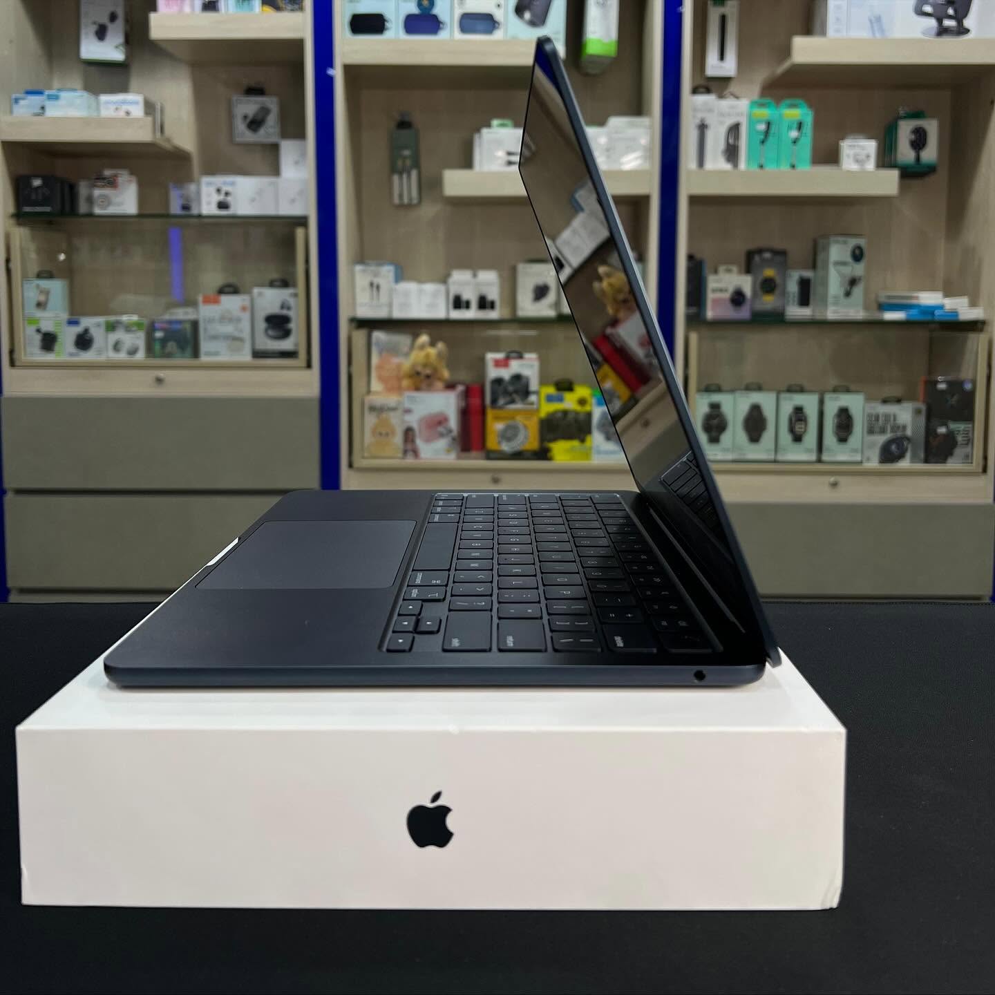 Apple MacBook Air M4 13.6-Inch 16GB RAM 256GB SSD – Midnight | Boxed - photo 2