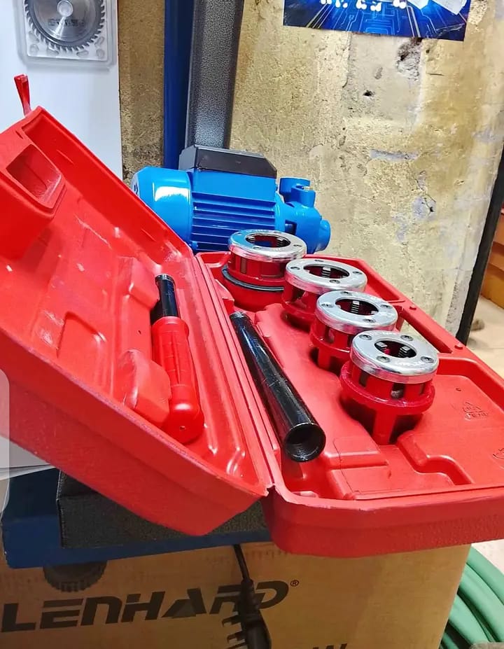 Lenhard Manual Pipe Threading Die Stock Set with 4 Threading Dies, Ratchet Handle and Storage Case
